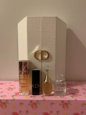 Dior limited edition julkalender 2024 med produkter och box - Ny och oanvänd
