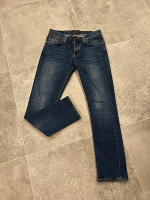 Nudie Jeans Grim Tim - Riktigt feta jeans från Nudie i snygg tvätt och slitningar. Skick 9/10 - få användningar. Storlek 32/32. Model: Grim Tim. Nypris ca 1600kr. Hör av dig vid intresse🙌