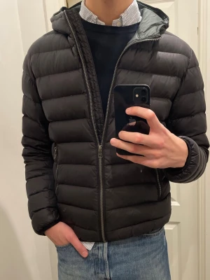 Colmar Jacka - Säljer min Colmar-jacka i storlek 48 (motsv. ~ storlek S). Är använd men omhändertagen och i fräscht skick. Vill man kika på den kan jag mötas upp i Stockholm!