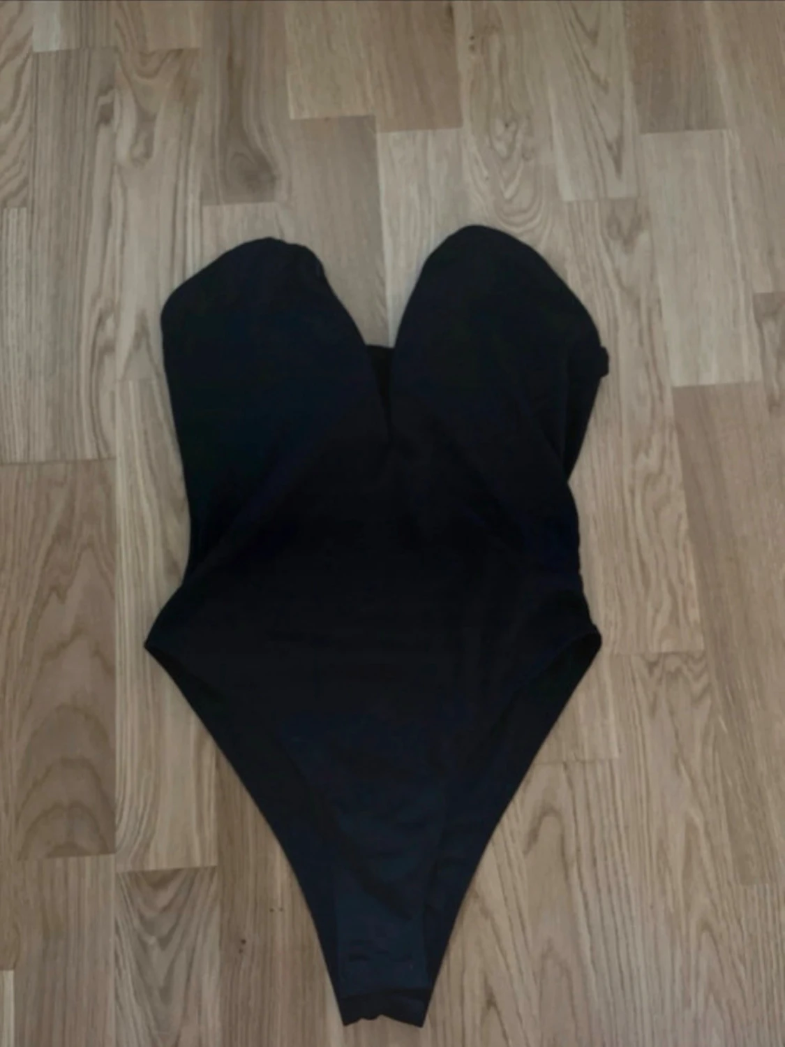 Svart axelbandslös body