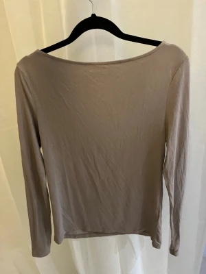 Beige långärmad topp - Beige långärmad topp med rund halsringning 