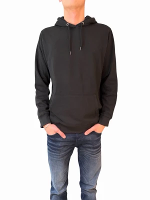 Svart hoodie med ficka framtill - En stilren svart hoodie med huva och dragsko. Hoodien har en stor magficka och ribbade muddar vid ärmslut och nederkant. Perfekt för en avslappnad look och enkel att matcha med jeans eller joggers.