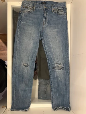 Ralph Lauren jeans - Ett par ljusblå sällsynta Ralph Lauren jeans, storleken är 170/XL i barnstorlek men jag skulle uppskatta det till cirka w27. Plagget är använt ca 2 gånger. Nypris: ca 1500kr. Jeansen har en minimal fläck på en av de bakre fickan som knappt kan ses på bilden. Fler bilder kan tas vid behov!