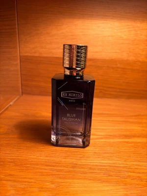 Ex Nihilo Blue Talisman parfym - Ex Nihilo Blue Talisman 55-60ml kvar ungefär.  Väldigt lyxig unik doft citrus päron grym inför sommaren som är runt hörnet 