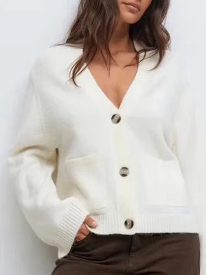 Kofta - Vit snygg kofta med knappar. Jättesnygg till både tshirt och linne under! Aldig använt och har lappen kvar 🥰