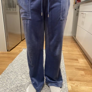 Juicy Couture  - Lätt slitna, Färg: grå blå, måttligt använda, st L