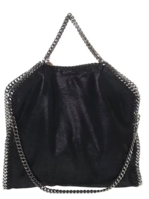 Svart axelväska med kedjedetaljer - Svart axelväska från Stella McCartney med silverfärgade kedjor. Väskan har ett mjukt tyg och är tillverkad i syntetmaterial. Materialet är inte helt svart utan som man ser på bilderna så är det lite glittrigt. Den är i väldigt bra skick och man får plats med jätte mycke inuti! Perfekt att ha till och från skolan. Fråga gärna om ni vill veta nåt mer 🥰🥰