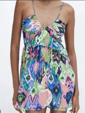 Färgglad klänning - säljer denna klänning då den inte kommit till så stor användning 💝