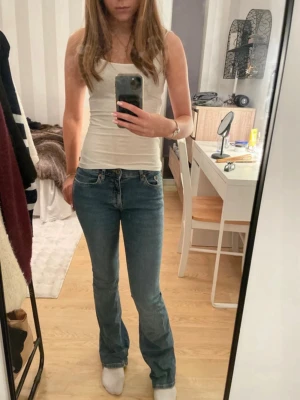 Blå bootcut jeans - Basic blå jeans från Gina tricot. Gina’s vanliga ”low waist” modell men tycker dom sitter mer mid waist. Stretchiga i flare/bootcut passform.