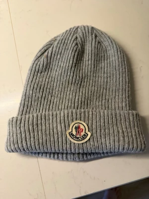Moncler mössa - Moncler mössa . Väldigt snygg 