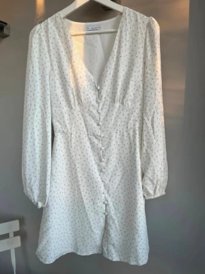 Nelly sommar klänning  - Så så så fin sommarklänning ifrån Nelly storlek s, aldrig använd så i nyskick! 💞