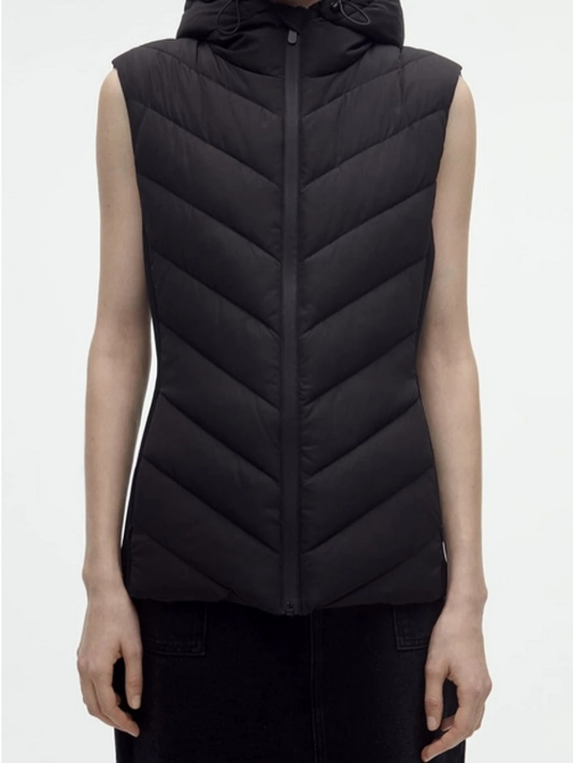 Svart dunväst med huva
