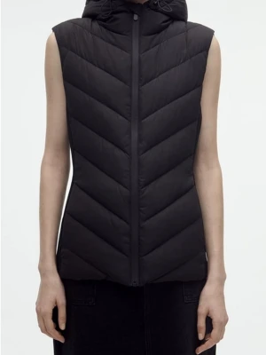 Svart dunväst med huva - Snygg svart dunväst med huva o dragkedja framtill. Västen har ett modernt, vadderat mönster i chevron-stil o är figurnära i modellen. Använd fåtal gånger så bra skick.