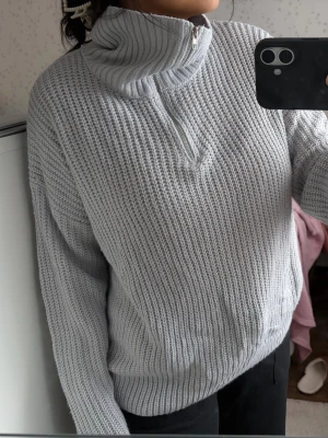 Ljusgrå stickad halvzip tröja - Mysig ljusgrå stickad tröja med halv dragkedja och hög krage. Ej stickig 🫶🏼