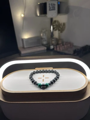 Svart grönt armband  - Tja säljer helt nya armband från Bältgallerian. Dem alla är i strechigt material men kan inte streckas ut för långt. Dem passar från 10 år plus. Vid köp av flera blir priset billigare och om du gillar så finns det flera att välja mellan. Säljer både knäcki och vanlig pärlarmband Samt bälten.