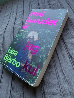 Ungdomsbok - Inuti huvudet är jag kul - En ungdomsroman av Lisa Bjärbo med färgstark omslagsdesign. Perfekt för dig som gillar berättelser om känslor och identitet. Superbra bok om du frågar mig!