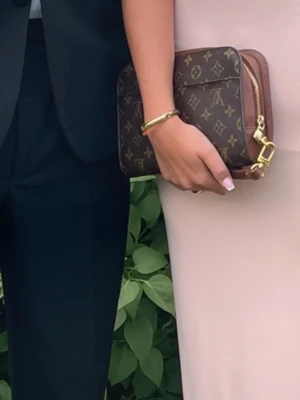 Louis vittion Clutch  - Säljer nu min så snygga clutch från Louis Vuitton som jag fick i julklapp 2024 för att ha den till min bal i somras! Den är ursprungligen från A retro tale, men verkligen i topp toppskick!! 🙌🏻🙌🏻 dustbag från a retro tale medföljer! Om du bor nära Halmstad kan jag även mötas upp om det känns tryggare 😇💕