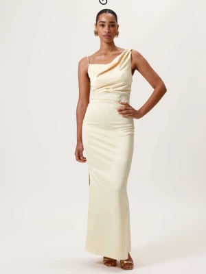 Gul balklänning i satin adoore - Elegant långklänning i gulfärgad satin med asymmetrisk axel och smala axelband. Klänningen har en draperad överdel och figurnära passform som ger en stilren och lyxig look. Perfekt för balen. Endast använd en gång!! Man kan även välja att snurra ena axeldelen som ni ser på bild 1&2 men jag valde att inte göra det på bild 3!💕 Nypris 1595kr