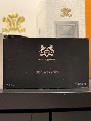 Parfums de Marly Discovery Set - Säljer detta discovery set från Parfums De Marly. Alla dofter som medföljer syns pp bilden (Layton saknas) Mängder syns också på bilden, 1,5ml från början.