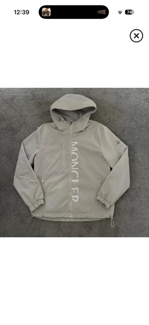Moncler windbreaker - Riktigt stilren moncler jacka i en snygg grå färg, storlek M men passar även på S, condition 9/10. Kolla sista bilden för att se hur den sitter på, kom privat för mer bilder och frågor