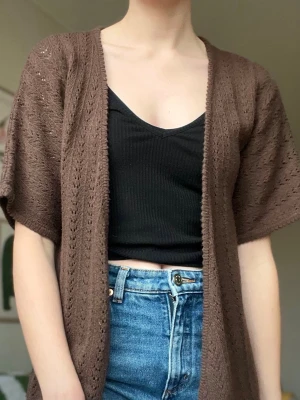 Brun kofta - Söt kortärmad kofta, köpt second hand i fint skick!