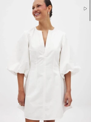 Studentklänning  - Stilren vit student klänning som aldrig kom till användning, nyskick!!💕 har fler bilder på galge 