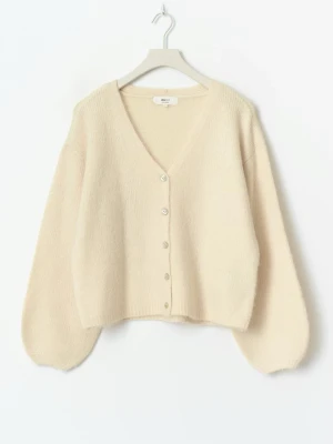 Beige kofta med v-ringning - Mysig beige kofta med v-ringning och pärlemorknappar. Koftan har långa, lite puffiga ärmar och är stickad i ett mjukt material. Perfekt att slänga över en topp för en avslappnad look. Från Gina tricot, Stl s💕jättebra skick! 