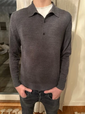 Uniqlo tröja  - Tjabba! Säljer nu denna uniqlo tröjan med krage i storlek xs! Den är i ett bra skick 9/10, använd ca 2 gånger! Om ni har några tanker eller funderingar så är det bara att höra av sig!😁