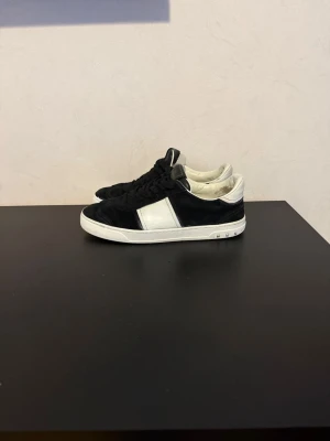 Valentino flycrews - Valentino flycrew | 41,5 men passar 42/42,5 | skick 8/10 | endast några nitar borta | inget og | kom pm för mer info | pris kan diskuteras 🤝obs! Alla nitar är ej original utan är på suttna i efter hand |