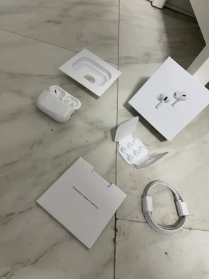 AirPods Pro gen 2 - Helt nya AirPods Pro 2 som jag bara har testat för att säkerställa att kvalitén är bra, AirPodsen har giltigt Apple care och aktivt brusreducering. Ljudet är också bra och högt Skriv ifall du har några frågor Priset kan diskuteras 😊 Inga skador eller repor