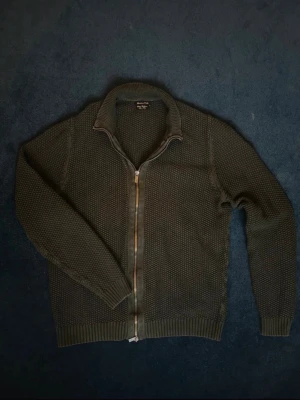 Massimo Dutti full zip - Mörkgrön fullzip i unikt material med dubbel dragkedja, toppen skick i storlek L men sitter som en M.