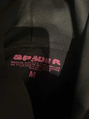sp5der hoodie  - en snygg hoodie från sp5der perfekt till inomhus för att ta de lugnt samt utomhus väldigt bra skick ! kom dm för frågor