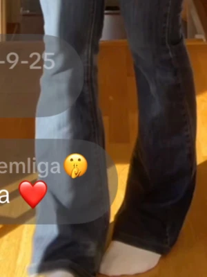 Blå bootcut jeans från MaxMara Weekend - Snygga blå jeans från MaxMara Weekend med klassisk bootcut-passform. Jeansen har medelhög midja, fem fickor och dragkedja med knapp. Tillverkade i mjukt denimtyg som sitter skönt och ger en tidlös look.