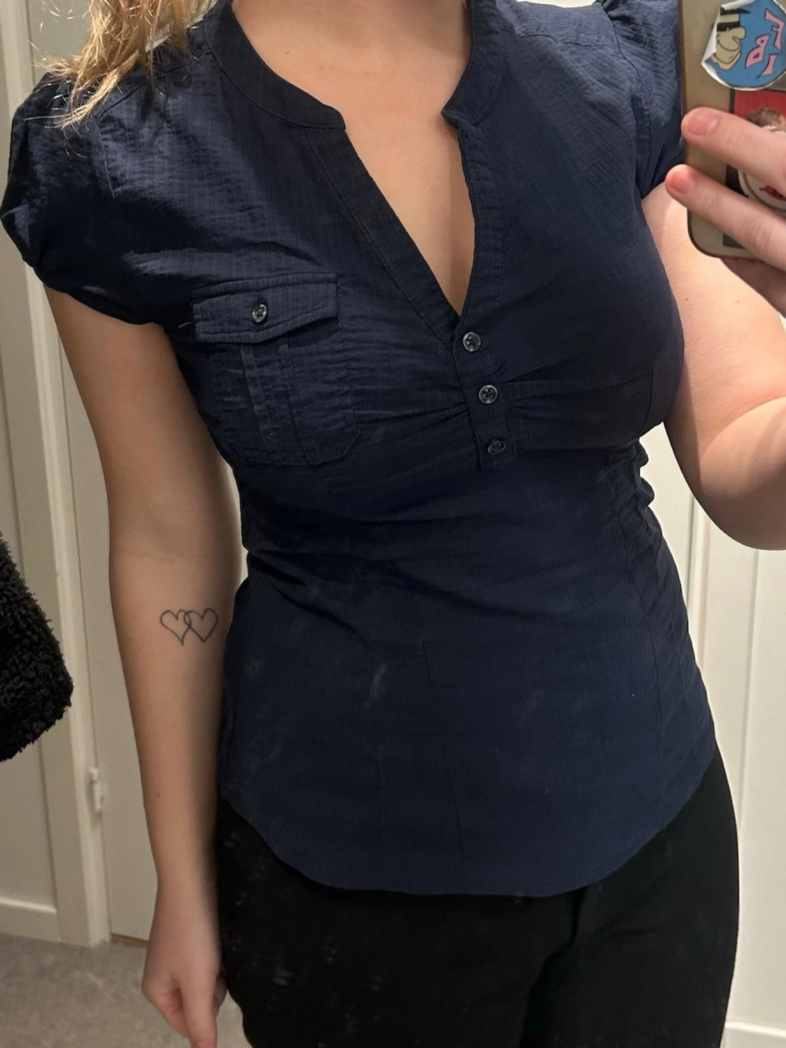 Mörkblå blus med knappdetaljer - 1