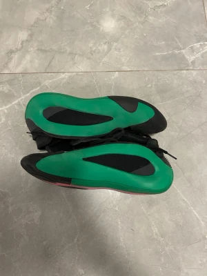 Adidas harden Vol 8 - Unika sneakers med svart ovandel och iögonfallande grön och svart sula. Skorna har snörning och en modern, sportig design som sticker ut. Perfekta för dig som vill ha något annorlunda på fötterna.