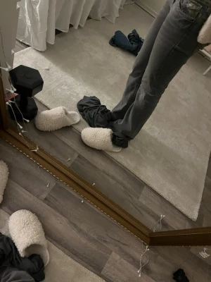 Grå bootcut jeans med vintagekänsla - Säljer ett par gråa bootcut jeans med snygg vintagekänsla. Jeansen har en klassisk femficksdesign och är tillverkade i mjukt denimtyg. Perfekta för dig som gillar en avslappnad men ändå stilren look.