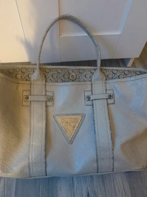 Vit handväska från Guess - Väska köpt ifrån Depart A Mental!! 