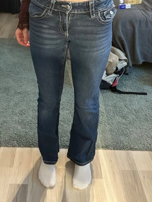 Gina tricot jeans - Ett par fina Gina Tricot Jeans i mörkblå färg. Storlek 158. Gott skick! Fina fickor på baksidan med knapp. Kontakt mig ifall du är sugen på att köpa!😊