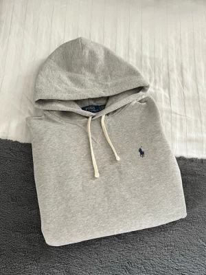 Helt Ny! Grå Ralph Lauren Hoodie  - Riktigt fet Grå Ralph Lauren Hoodie🔥Storlek S, Nyskick. Aldrig använd. Riktigt mjuk och skön. Perfekt till vintern☃️Hör gärna av er vid funderingar🙌🏻