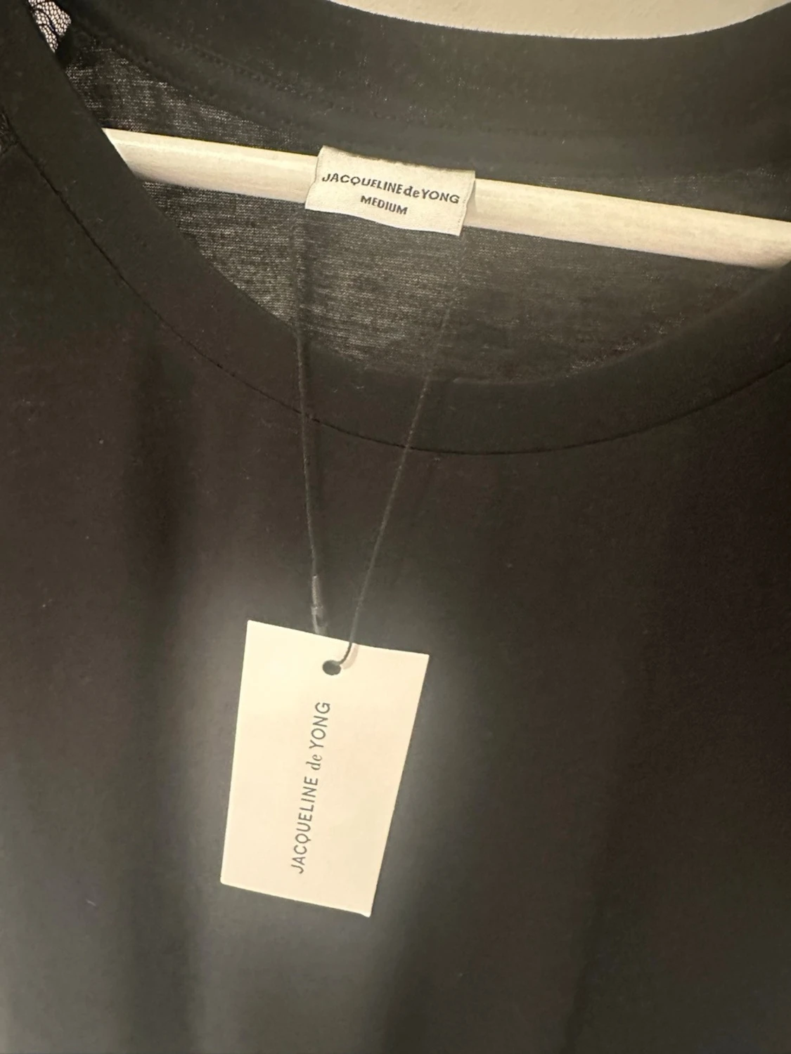 Svart topp med spets från Jacqueline de Yong storlek M - 1