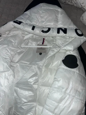 MONCLER JACKA - Dunjacka från moncler skriv för fler bilder pris kan pratas om många vill ha den skriv t mig storleken i annonsen stämmer inte skriv t mig för mer info