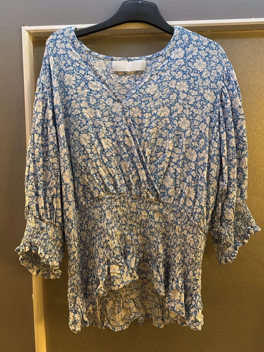 Blommig blå blus med trekvartsärm