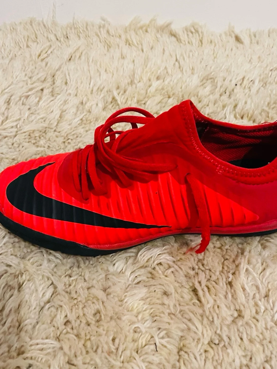 Röda Nike fotbollsskor med snörning - 3