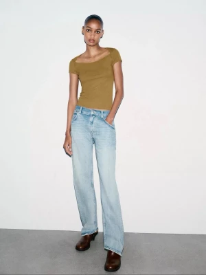 Olive grön topp från zara - En helt ny Zara topp med prislapp kvar! Jätte snygg och enkel topp❣️❣️sprillans ny. (råkade köpa dubbelt därför jag säljer den) pris kan diskuteras 