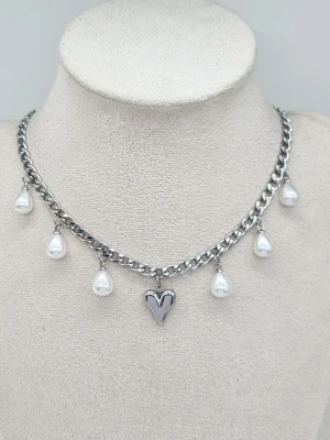 Stilfullt halsband med hjärta och pärlor  - Material-rostfritt stål.  Kedjetjocklek-5,5mm 