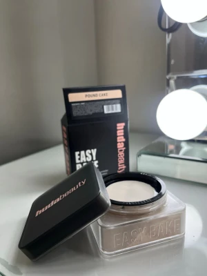 Huda Beauty Löspuder  - Huda Beauty Löspuder i färgen Pound Cake🌸oanvänd i kartong