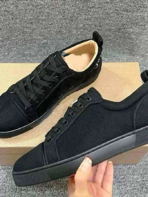Svarta sneakers med röd sula - Svarta sneakers med mörk broderad logga på hälen. Skorna har snörning, rund tå och platt röd sula. Ovandelen är i mocka och insidan är ljusbeige. Snygg och stilren design som passar till många outfits.  Fantastisk kvalite!!! Levereras med box,dustbag, kvitton, intyg och skohorn som ni ser på bilderna! Köpta här på plick. Storlek 40. Helt nya!