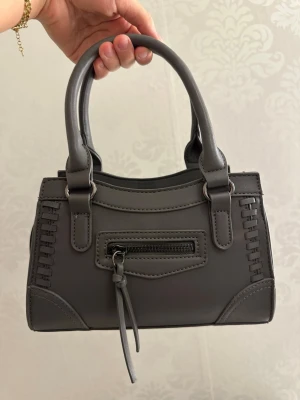 Väska Gina tricot  - Sött väska från Gina. Använt fåtal gången. Knappt något tecken på användning. Kan finnas hundhår på väskan.🤍