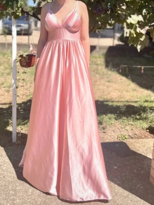 Lång Klänning - Super vacker klänning jag köpte 2022 och bara har använt den en gång. Super fin att ha till balen eller bara att fira något. Köpt utomlands.