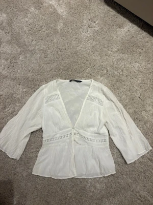 Vit blus med spetsdetaljer från Zara - Sista knappen går inte att stänga men de är enkelt att laga